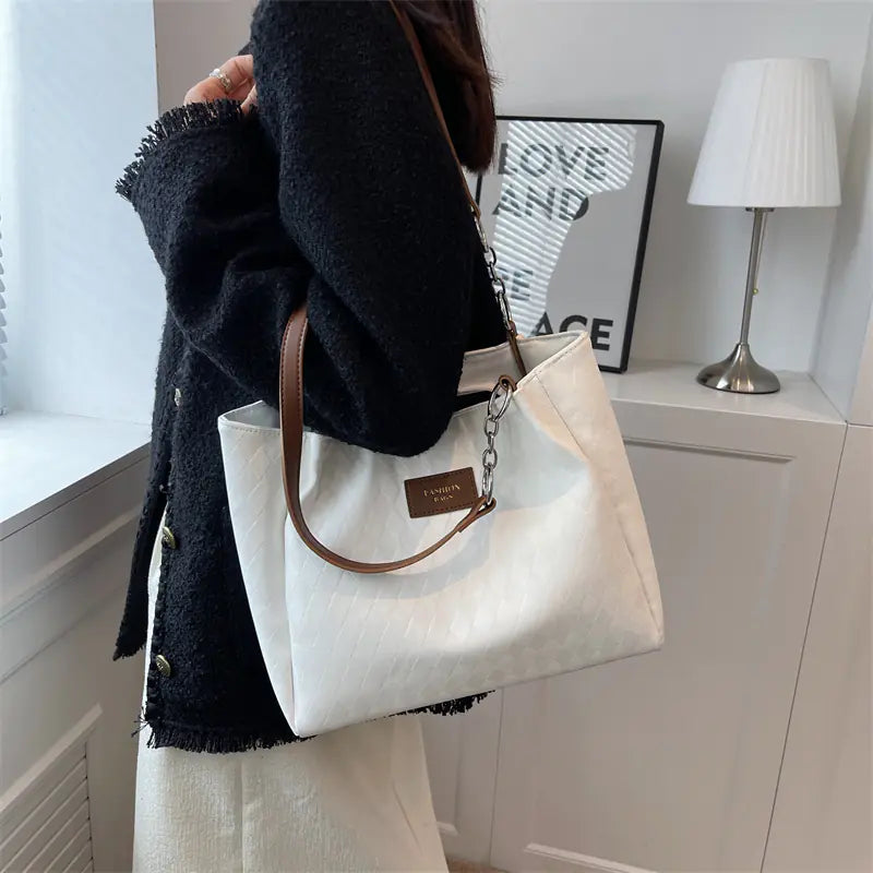 Bolso tote de piel con cadena y estampado de rombos