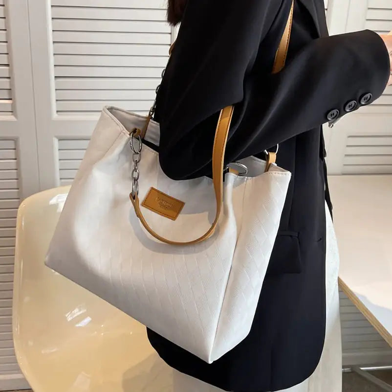 Bolso tote de piel con cadena y estampado de rombos