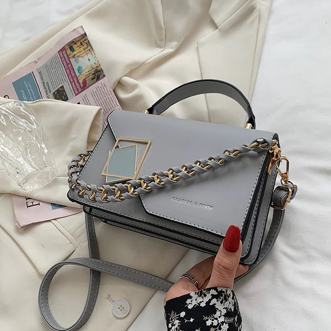 Bolso bandolera con asa de cadena