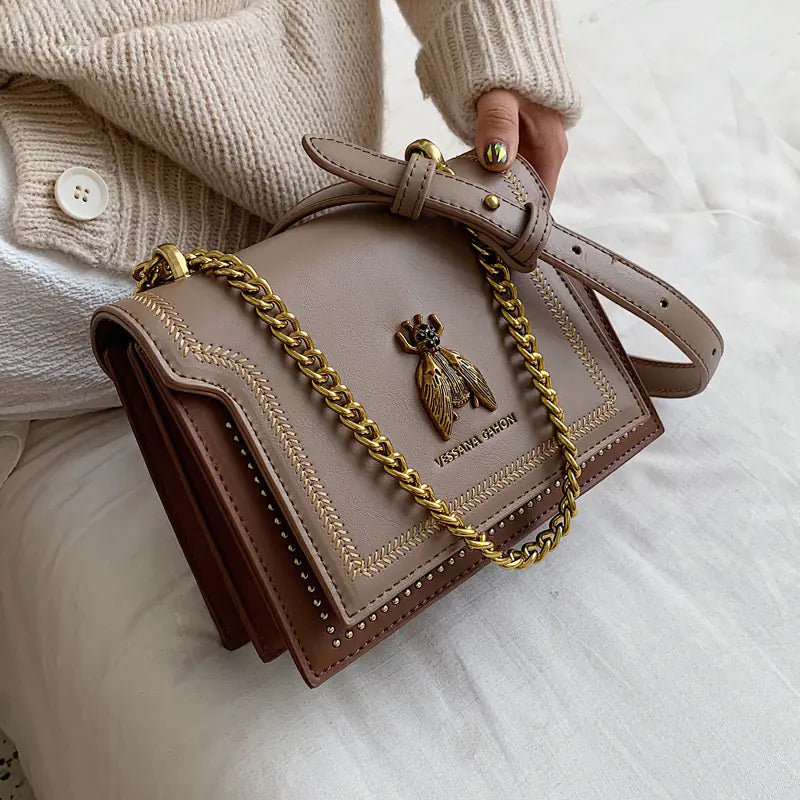 Bolso de piel, con cadena de abeja