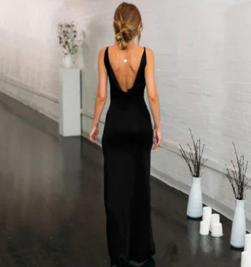 Vestido ajustado con escote en V, espalda descubierta y tirantes con aberturas